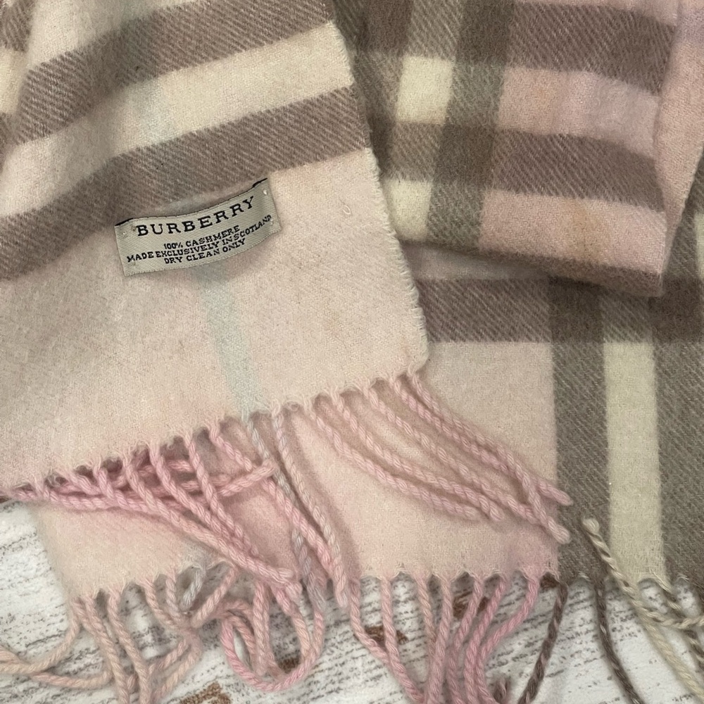 Authentic Burberry Pink Nova Check Cashmere Scarf in Candy Nova Plaid - Picture 2 of 4